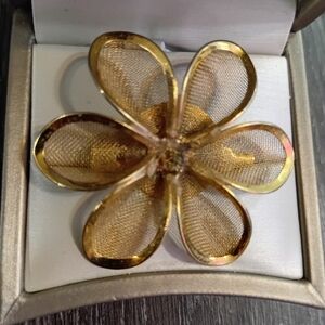Elegant Gold Flower Mesh Brooch